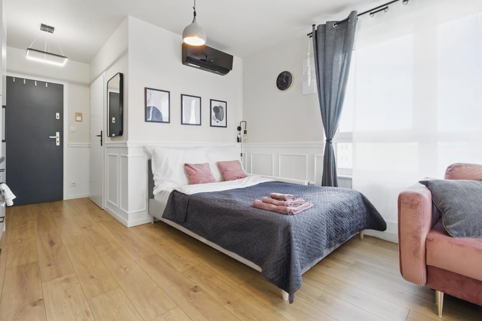 Bed, air conditioner