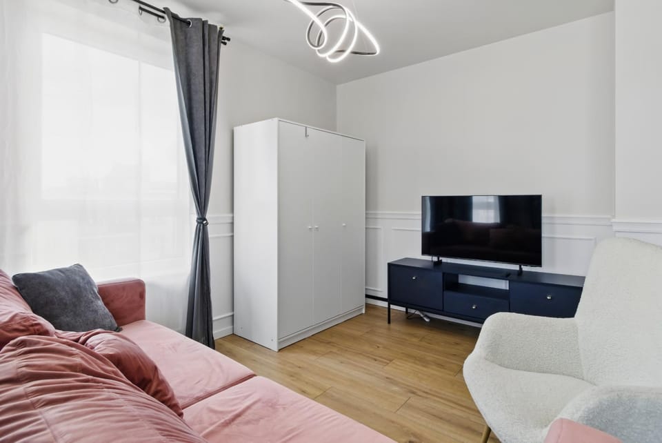 Communal lounge/ TV room, TV and multimedia, Living room, Seating area, Evening entertainment