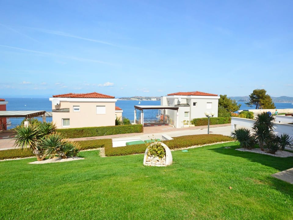 Nearby landmark, Spring, Day, Neighbourhood, Natural landscape, Area and facilities