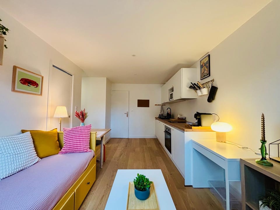 Kitchen or kitchenette, Seating area, Dining area, stove