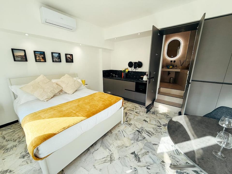 Bed, TV and multimedia, Kitchen or kitchenette, Living room, Photo of the whole room, Seating area, Bedroom, minibar, air conditioner