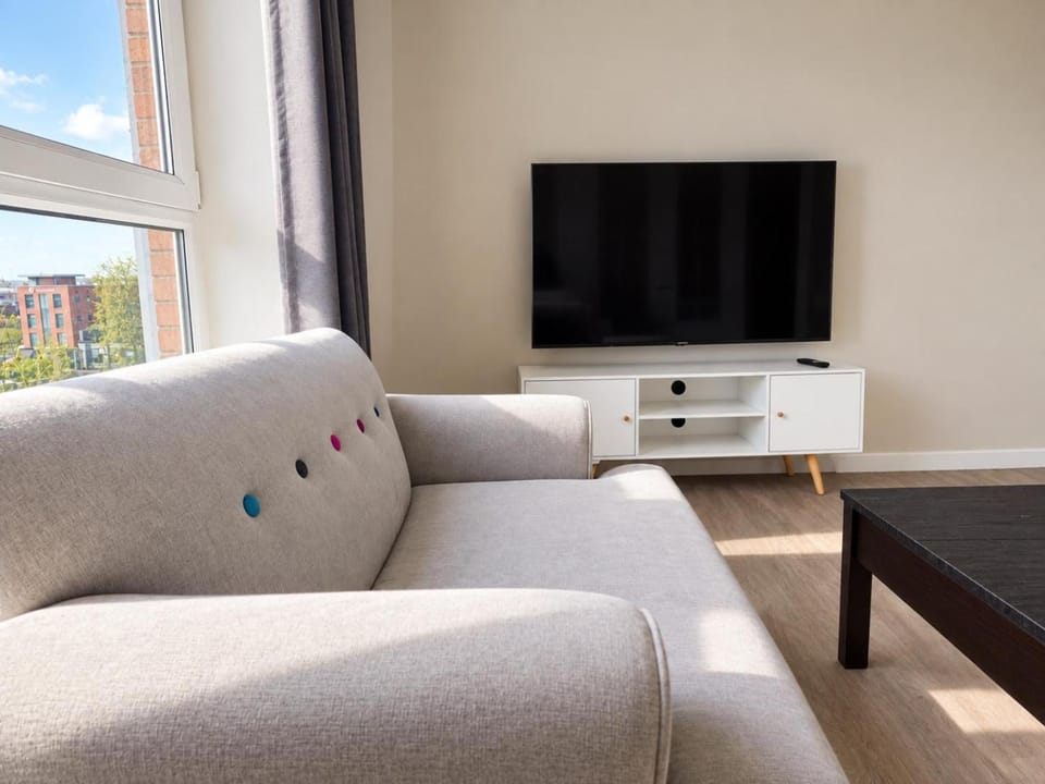 TV and multimedia, Living room, Seating area, Evening entertainment