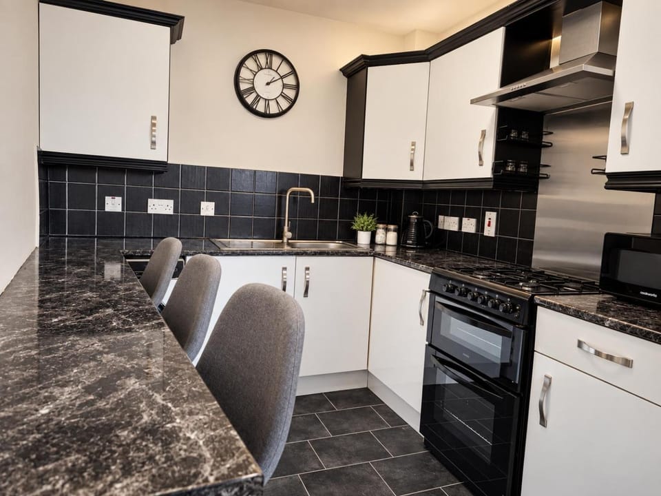 Kitchen or kitchenette, Dining area, oven, stove