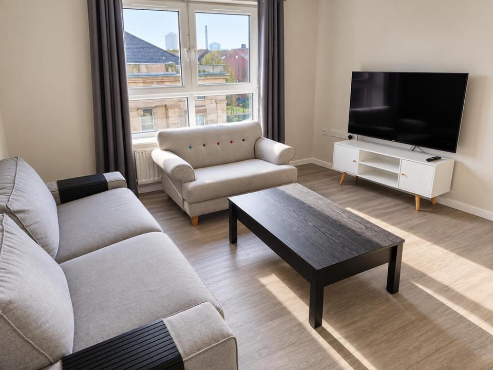 TV and multimedia, Living room, Seating area, Evening entertainment