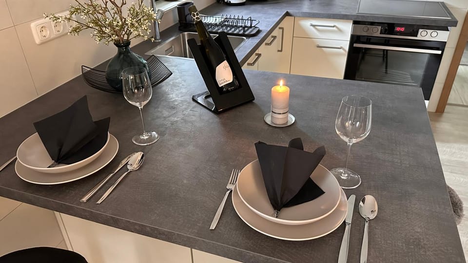 Kitchen or kitchenette, Food and drinks, Dining area, Food, stove