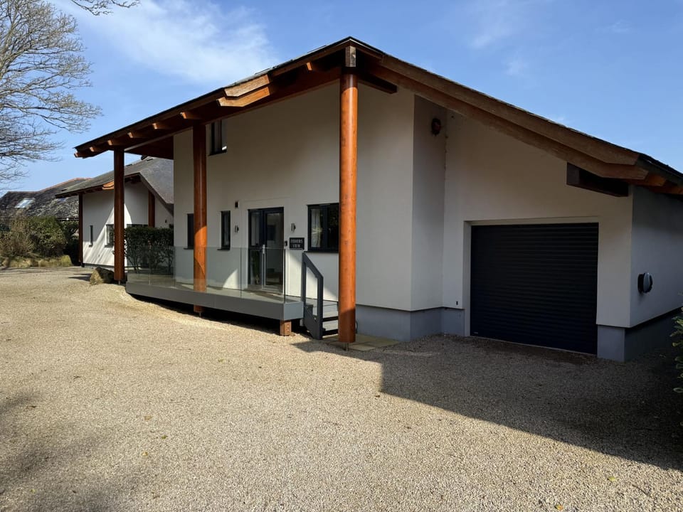 Property building, Facade/entrance, Day