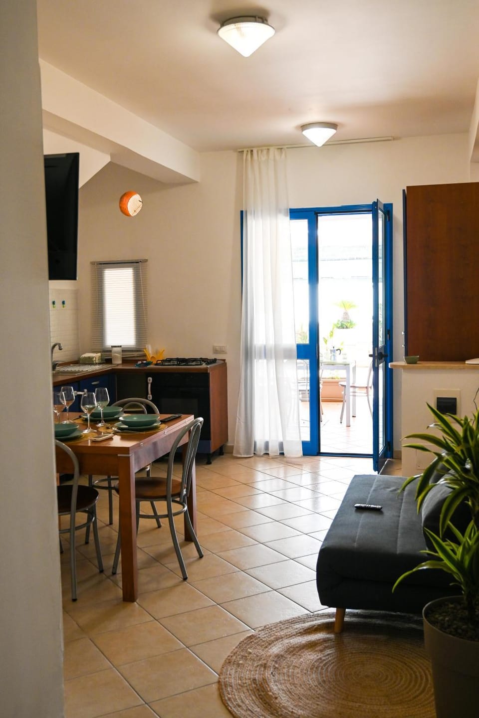 Restaurant/places to eat, Spring, Bed, Solarium, Kitchen or kitchenette, Living room, Seating area, Dining area, Guests, Sunset, cot, storage, toaster, toaster, laundry, washing machine, washing machine