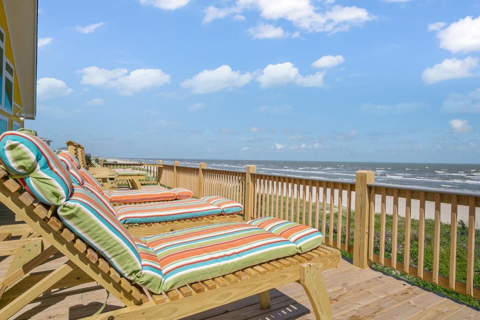 DayDreamer Beachfront w 7 Bedrooms House in Bolivar Peninsula
