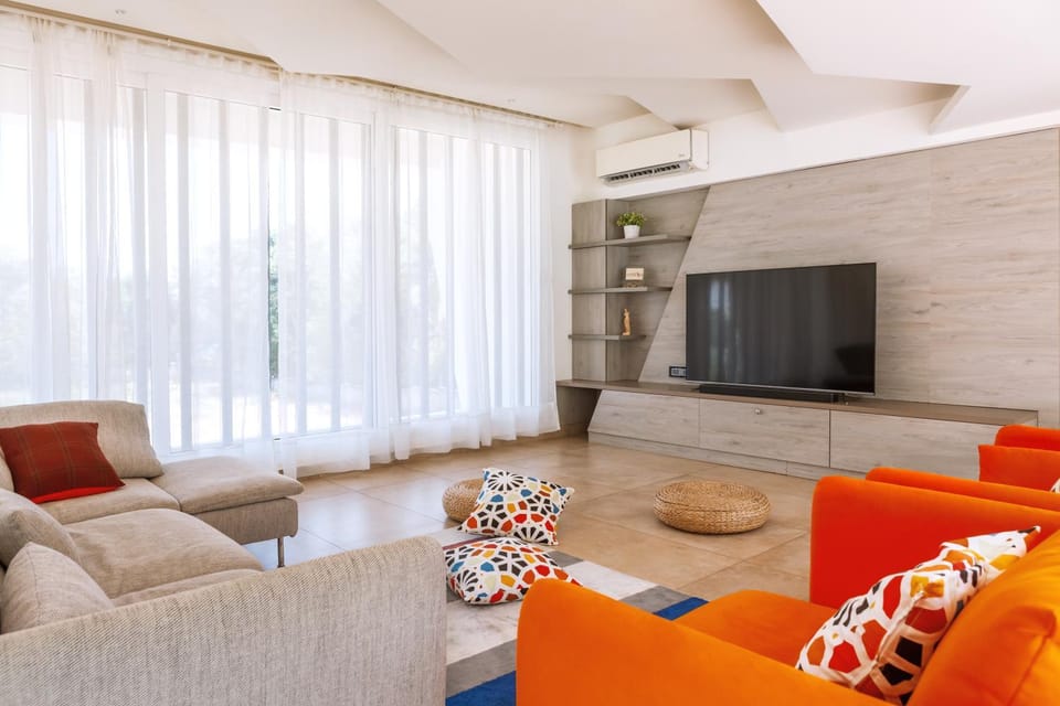 Communal lounge/ TV room, TV and multimedia, Living room, Seating area, Evening entertainment, air conditioner