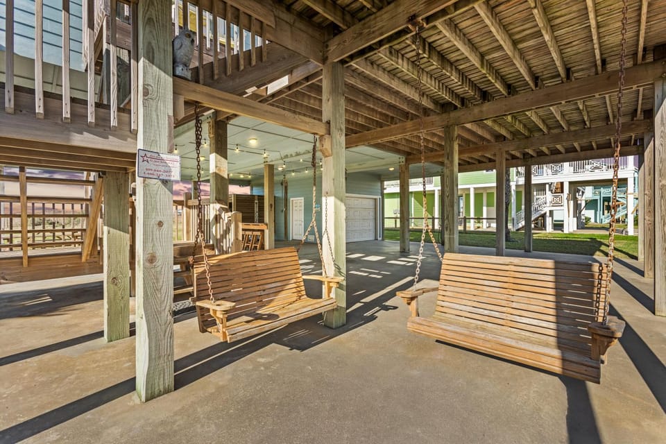 Sand Dollar Beachside 3BR Retreat, Ocean Views, Firepit & Pet Friendly House in Bolivar Peninsula