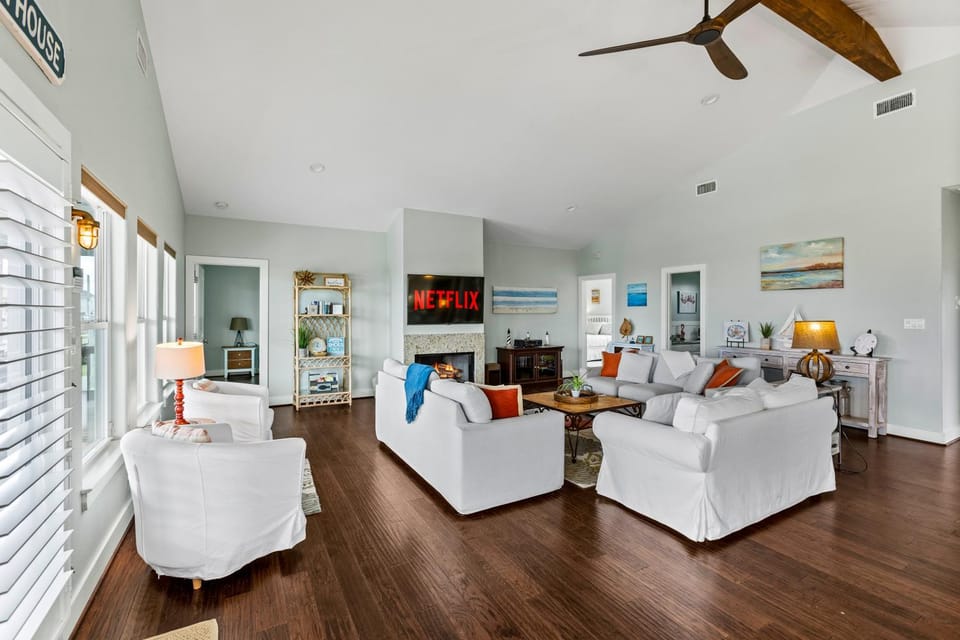 Sand Dollar Beachside 3BR Retreat, Ocean Views, Firepit & Pet Friendly House in Bolivar Peninsula