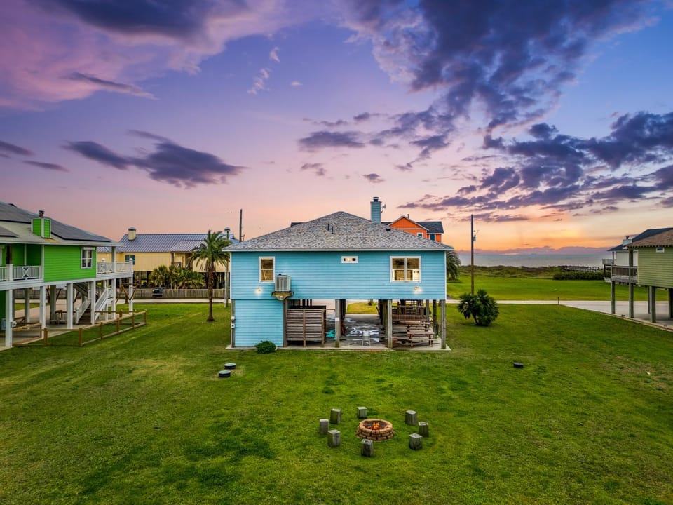 Sand Dollar Beachside 3BR Retreat, Ocean Views, Firepit & Pet Friendly House in Bolivar Peninsula