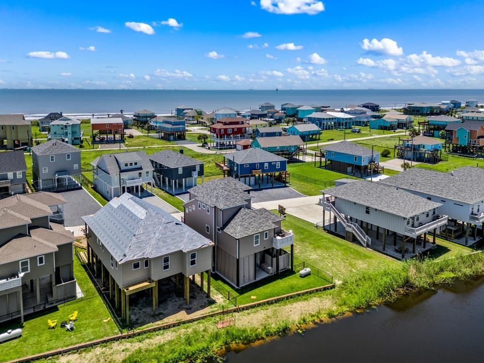 Caza Azul Luxury 4BR Getaway, Gated Community, Canal Views & Lift House in Bolivar Peninsula