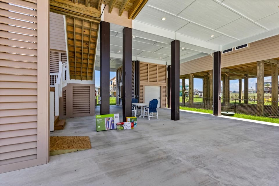 Caza Azul Luxury 4BR Getaway, Gated Community, Canal Views & Lift House in Bolivar Peninsula