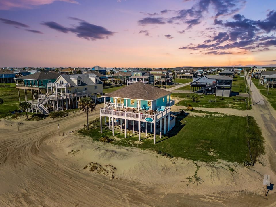 Sand to Sea Beachfront 3BR, Direct Access, Outdoor Bar & Grill House in Bolivar Peninsula