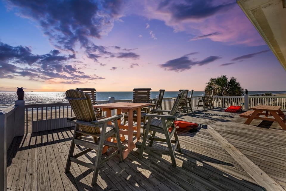Sand to Sea Beachfront 3BR, Direct Access, Outdoor Bar & Grill House in Bolivar Peninsula