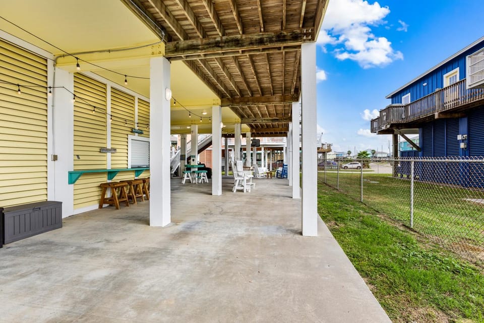 Sconset South 4BR Beach Escape! Deck, Bar, Games & Gulf Views House in Bolivar Peninsula
