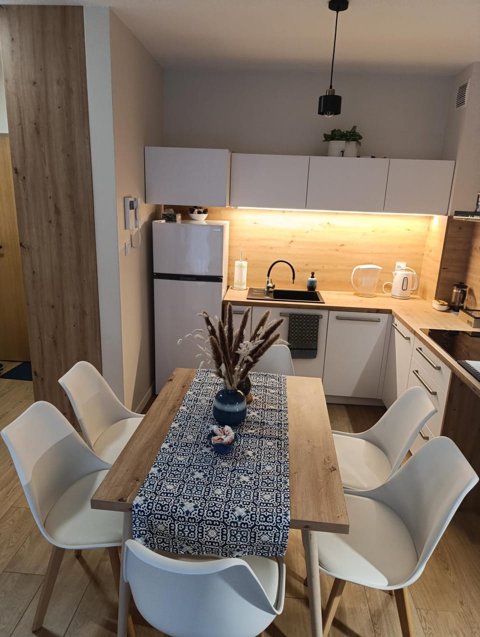 Kitchen or kitchenette, Dining area