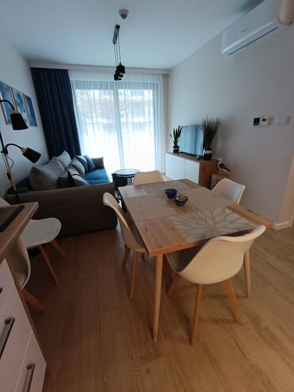 TV and multimedia, Living room, Seating area, Dining area, air conditioner