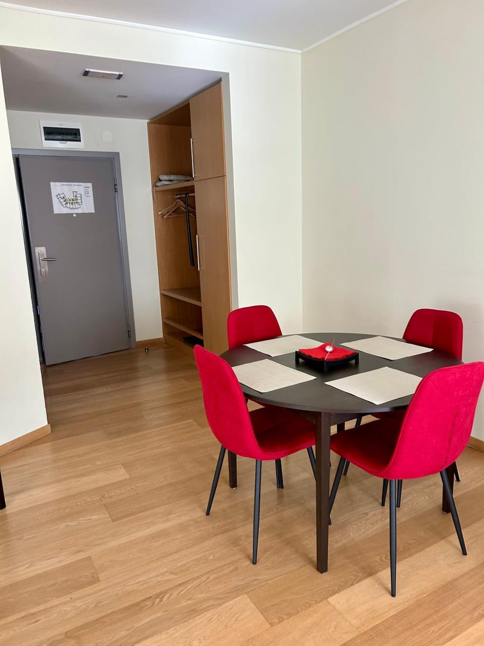 Seating area, Dining area