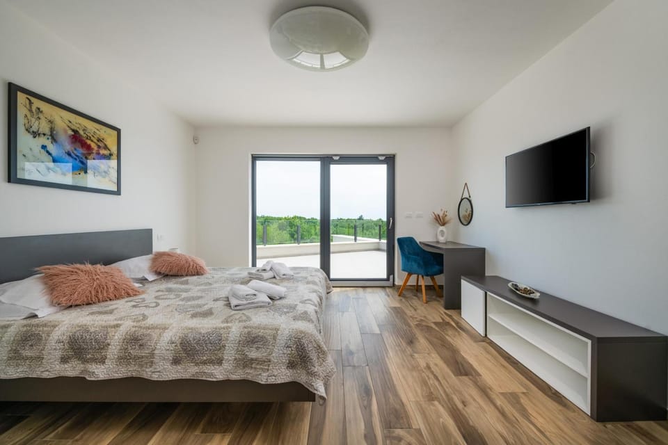 Bed, TV and multimedia, Photo of the whole room, Bedroom