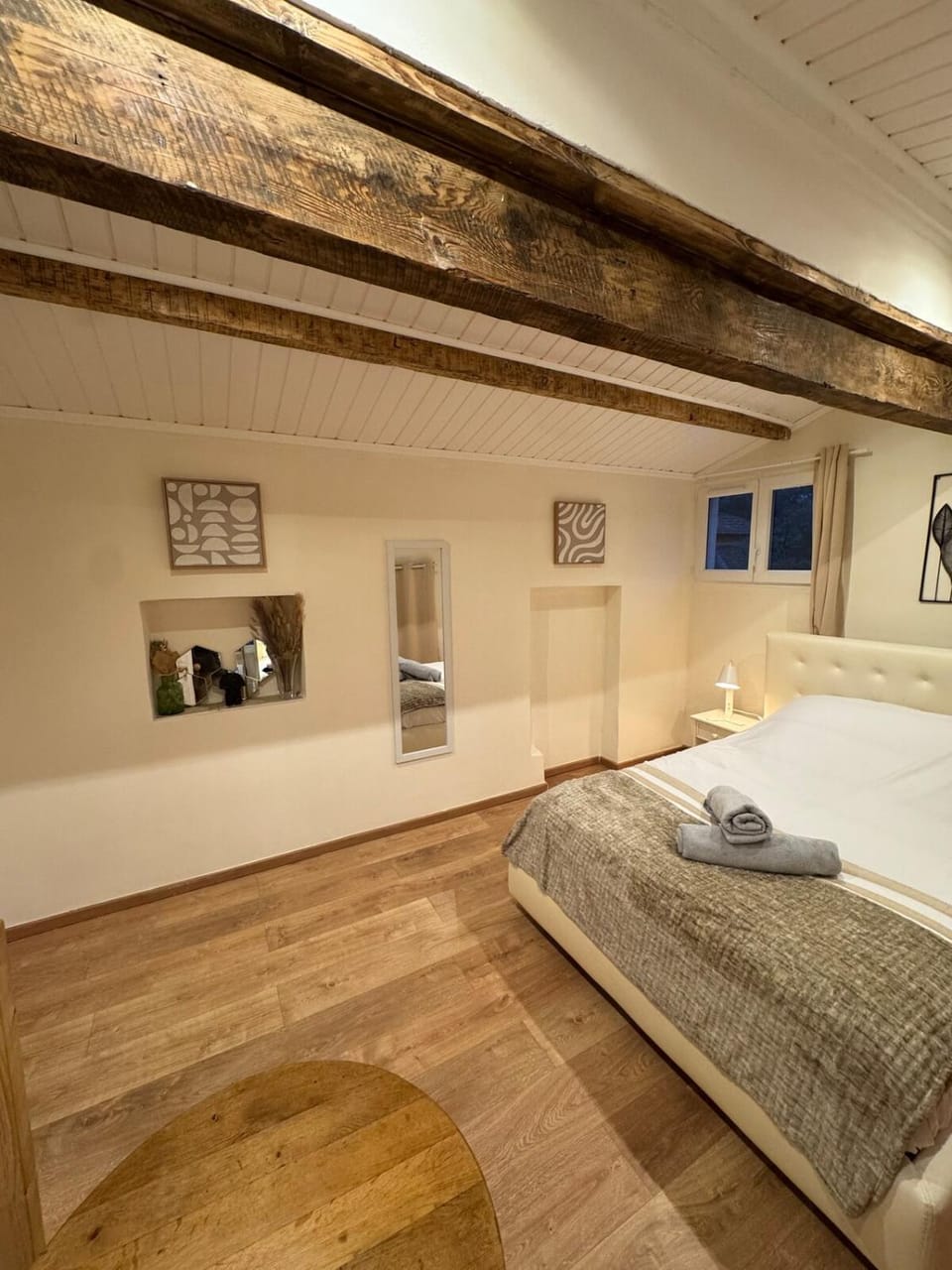 Bed, Photo of the whole room, towels