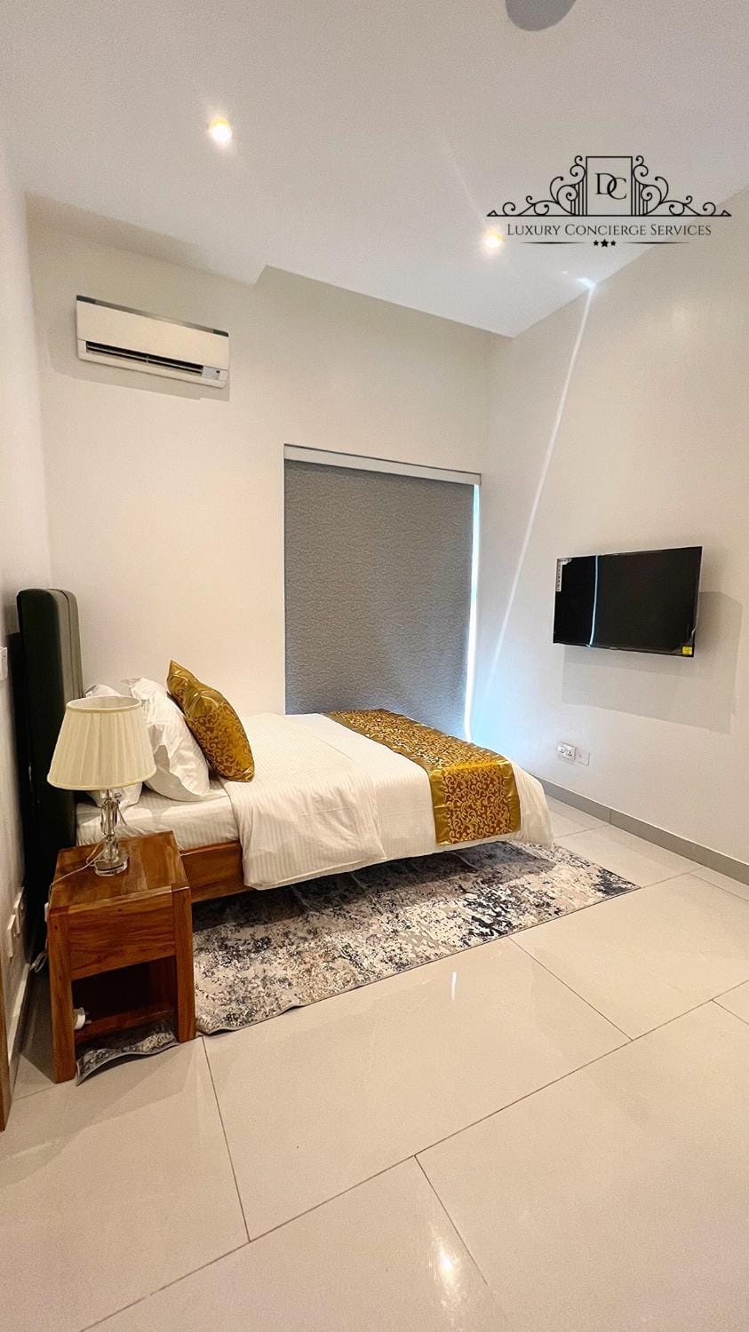 Bed, TV and multimedia, Photo of the whole room, Seating area, Bedroom, air conditioner