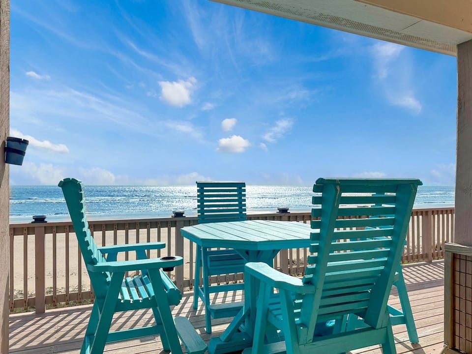 SeaDreams! 3BR Beachfront w Gorgeous Views and Steps to Sand House in Bolivar Peninsula