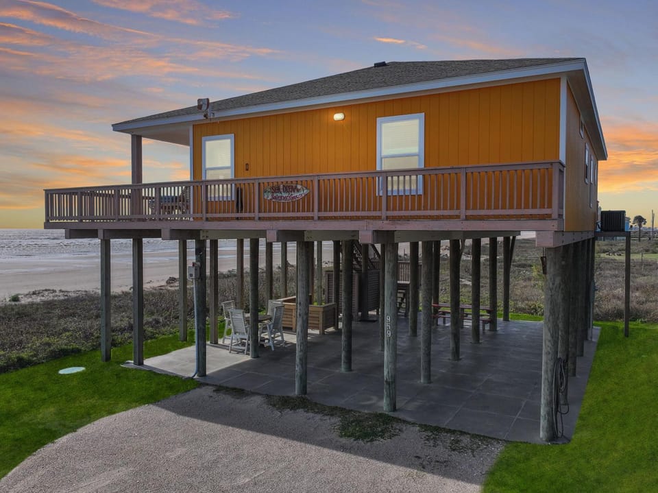SeaDreams! 3BR Beachfront w Gorgeous Views and Steps to Sand House in Bolivar Peninsula