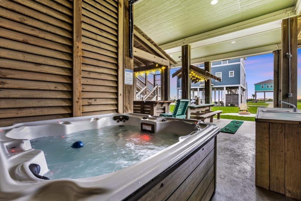 Seas the Day! 4BR Retreat, Hot Tub, Game Room, Firepit & Gulf Views House in Bolivar Peninsula