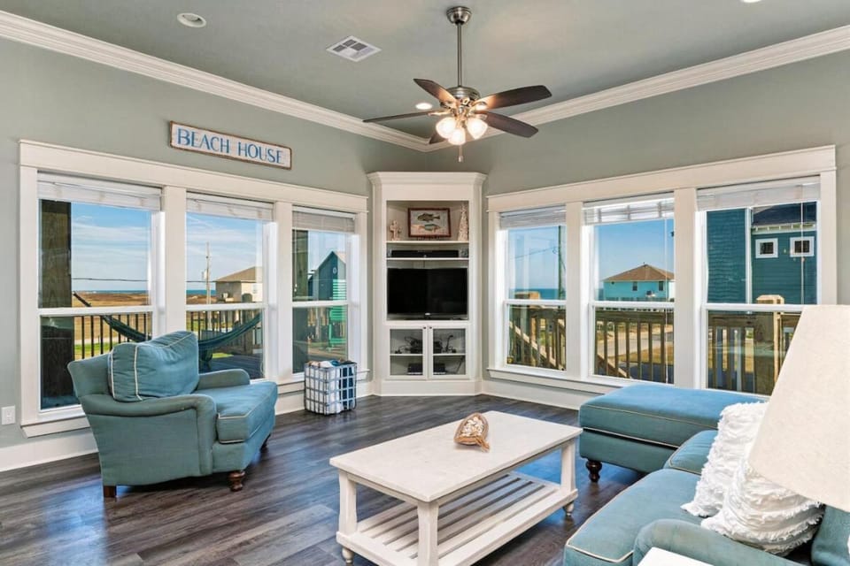 Seas the Day! 4BR Retreat, Hot Tub, Game Room, Firepit & Gulf Views House in Bolivar Peninsula