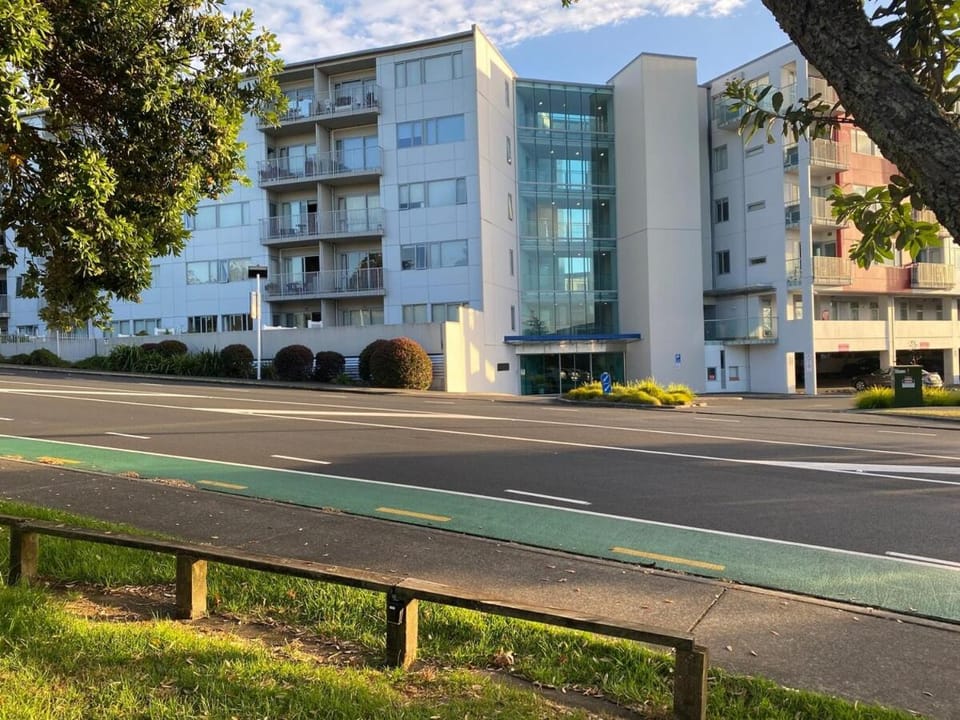 Takapuna Central Stylish 2BR Carpark Aircon Apartment in Auckland