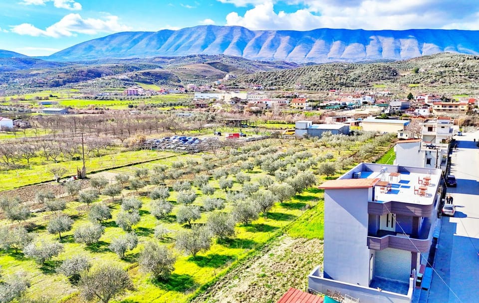 Property building, Nearby landmark, Neighbourhood, Bird's eye view, Mountain view, Street view
