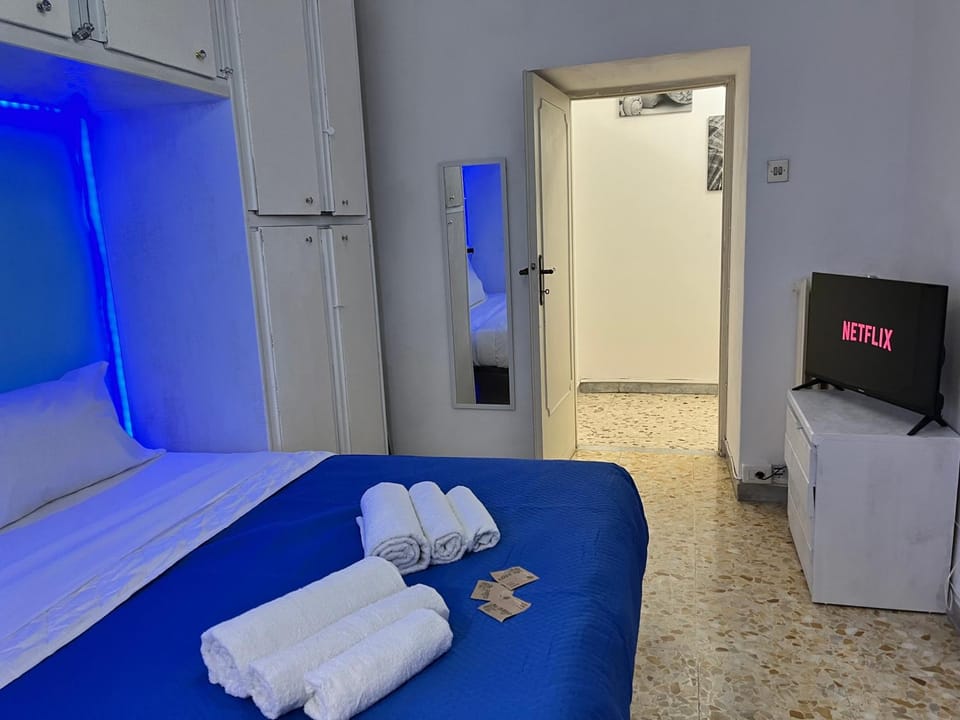 Bed, TV and multimedia, Photo of the whole room, Bedroom, towels, wardrobe