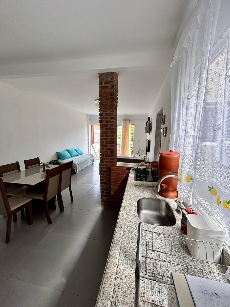 Kitchen or kitchenette, Dining area