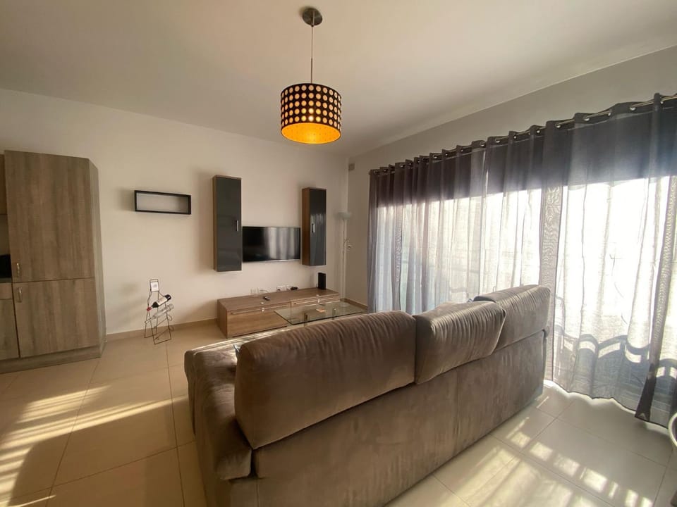 Bed, TV and multimedia, Living room, Photo of the whole room, Seating area, air conditioner