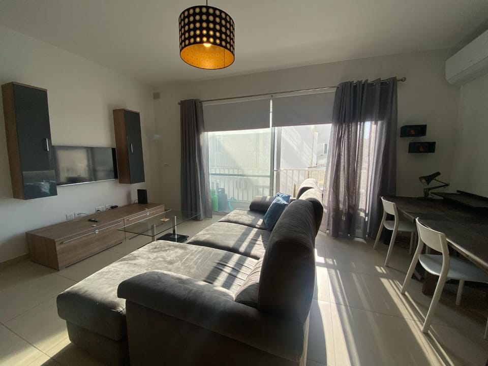 TV and multimedia, Seating area, Dining area