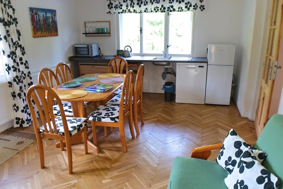 Kitchen or kitchenette, Dining area, stove