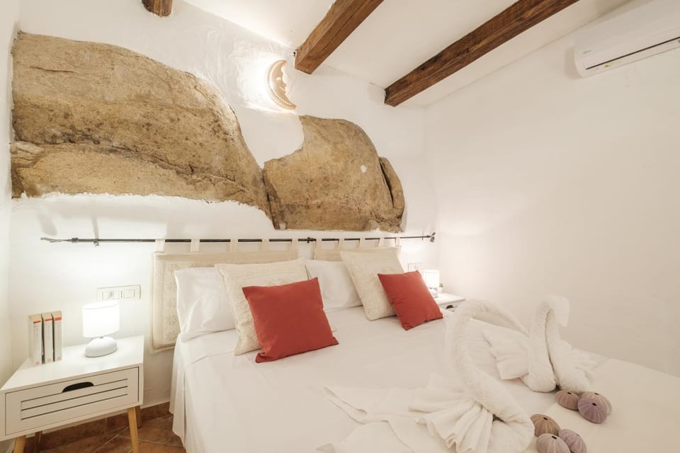 Bed, Photo of the whole room, Bedroom, air conditioner