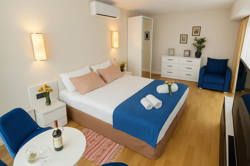 Bed, TV and multimedia, Seating area, Bedroom, towels, air conditioner
