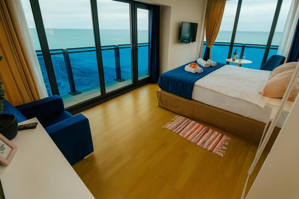 Bed, TV and multimedia, View (from property/room), Balcony/Terrace, Photo of the whole room, Bedroom, towels