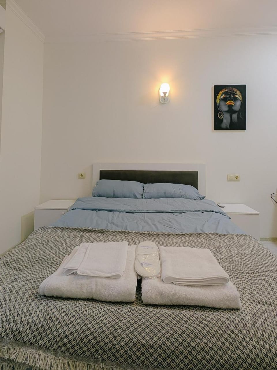 Bed, Bedroom, towels