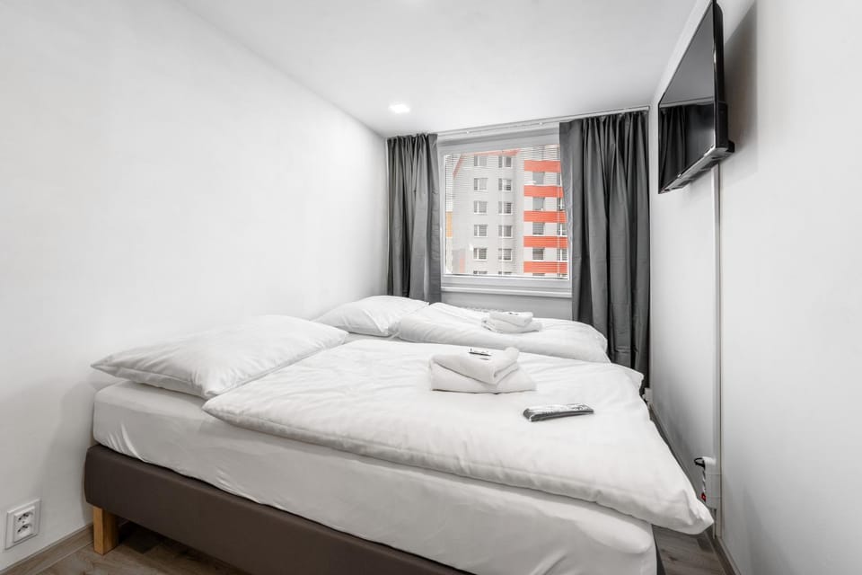 Bed, TV and multimedia, Bedroom, towels