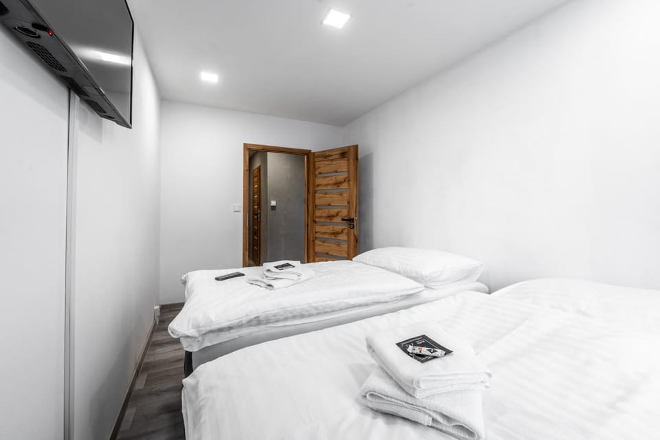 Bed, TV and multimedia, Bedroom, towels