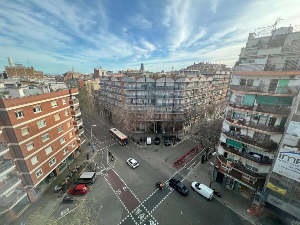 A sunny room Apartment in Barcelona
