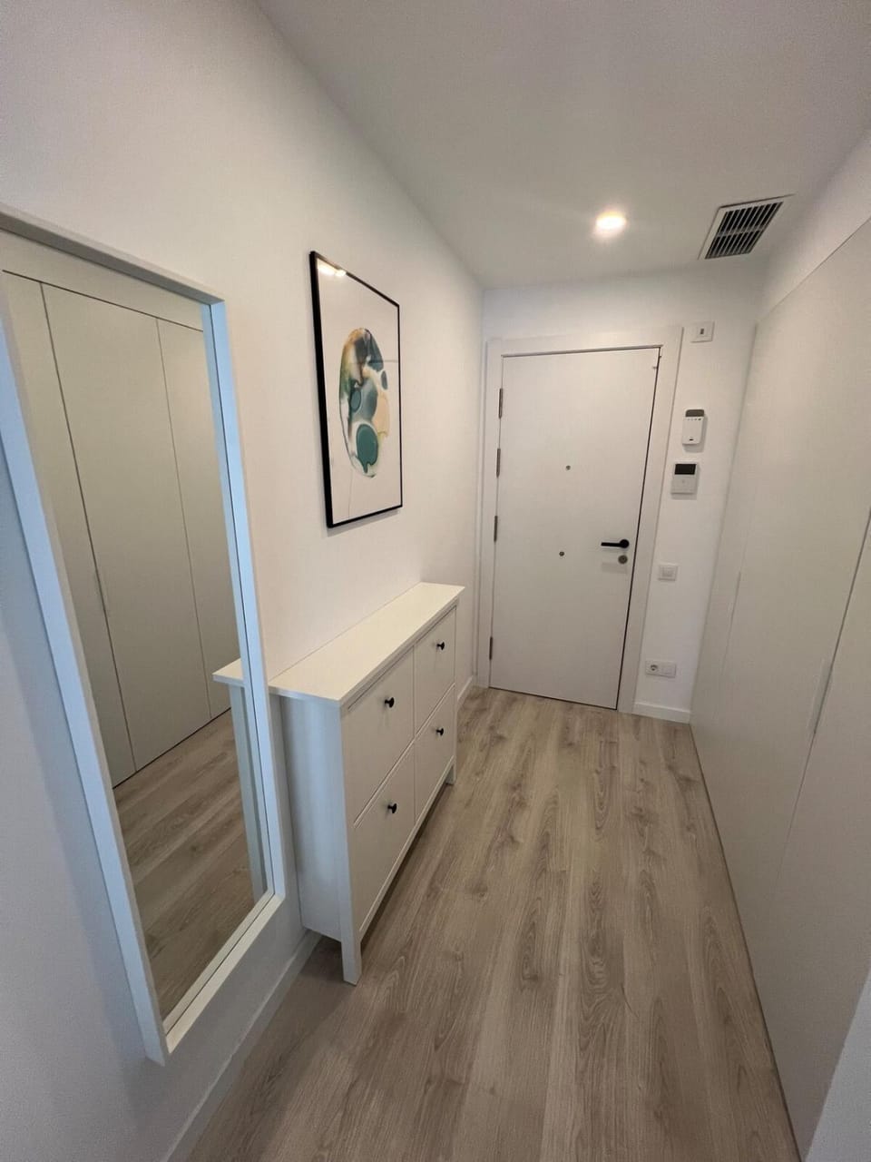 A sunny room Apartment in Barcelona
