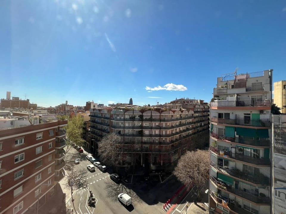A sunny room Apartment in Barcelona