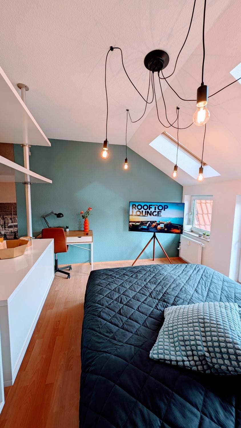 Bed, Photo of the whole room, Seating area