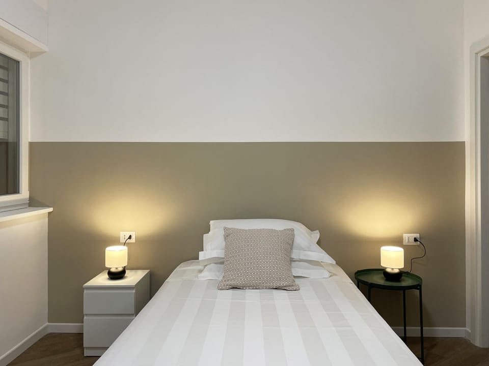 Bed, Coffee/tea facilities, Bedroom, Inner courtyard view