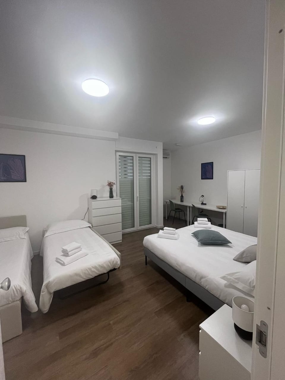 Bed, TV and multimedia, Photo of the whole room, Bedroom, towels